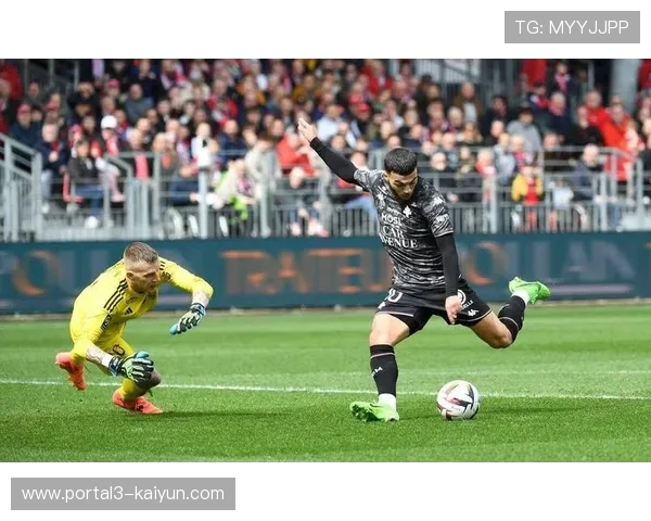 朗斯3-0完胜洛里昂，爱德华闪击破门