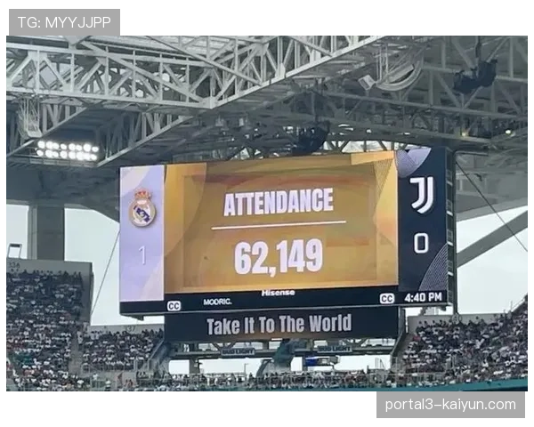 终场哨响瞬间：尤文图斯球员低头离场，伊斯坦布尔雨夜写满失落